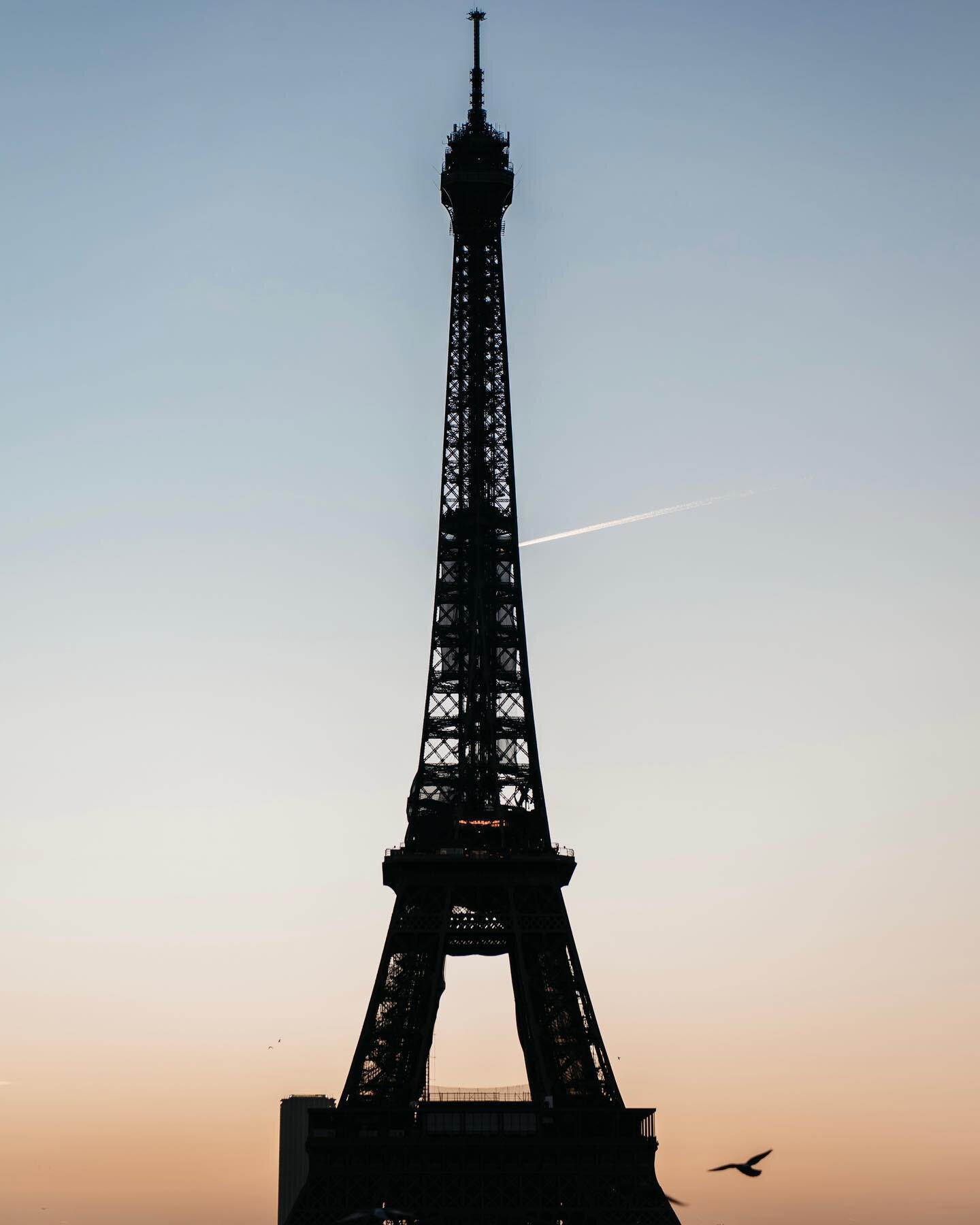 Happy first of February! Here&rsquo;s a wintery sunrise at la Tour Eiffel 

We&rsquo;re taking bookings for Spring now, and as I put new times into the calendar, I&rsquo;m getting more and more excited about the days extending &amp; the beautiful S